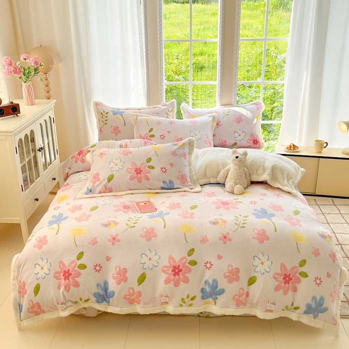 91家纺网 家纺一手货源 找家纺 娜朵家纺 2025新款加厚包边羊羔绒印花四件套 花花世界