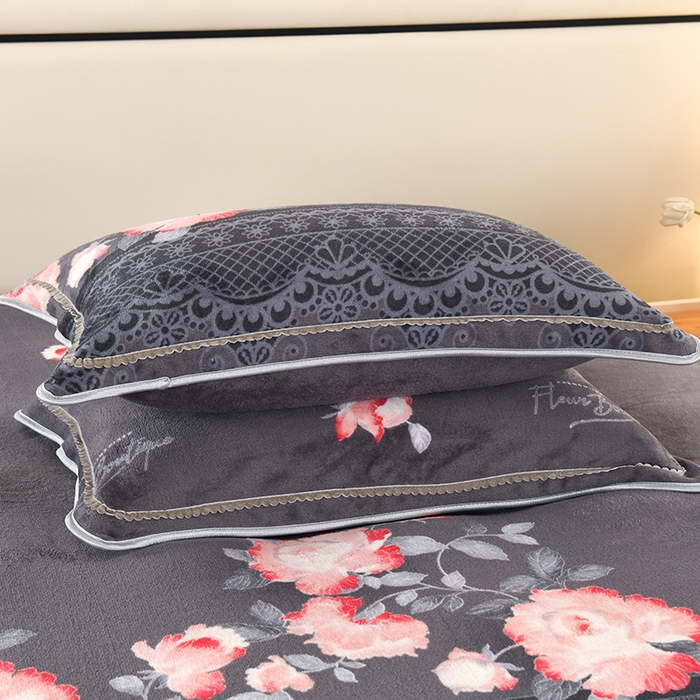 91家纺网 家纺一手货源 找家纺 绒品壹家  2025新款电商直播爆款高克重5斤牛奶绒金貂绒印花床裙款三件套四件套 时尚绽放