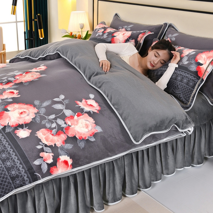 91家纺网 家纺一手货源 找家纺 绒品壹家  2025新款电商直播爆款高克重5斤牛奶绒金貂绒印花床裙款三件套四件套 时尚绽放