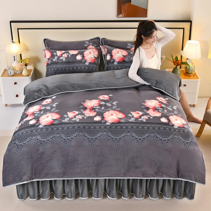 91家纺网 家纺一手货源 找家纺 绒品壹家  2025新款电商直播爆款高克重5斤牛奶绒金貂绒印花床裙款三件套四件套 时尚绽放