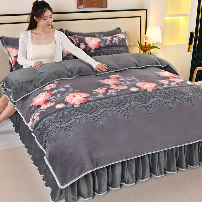 91家纺网 家纺一手货源 找家纺 绒品壹家  2025新款电商直播爆款高克重5斤牛奶绒金貂绒印花床裙款三件套四件套 时尚绽放