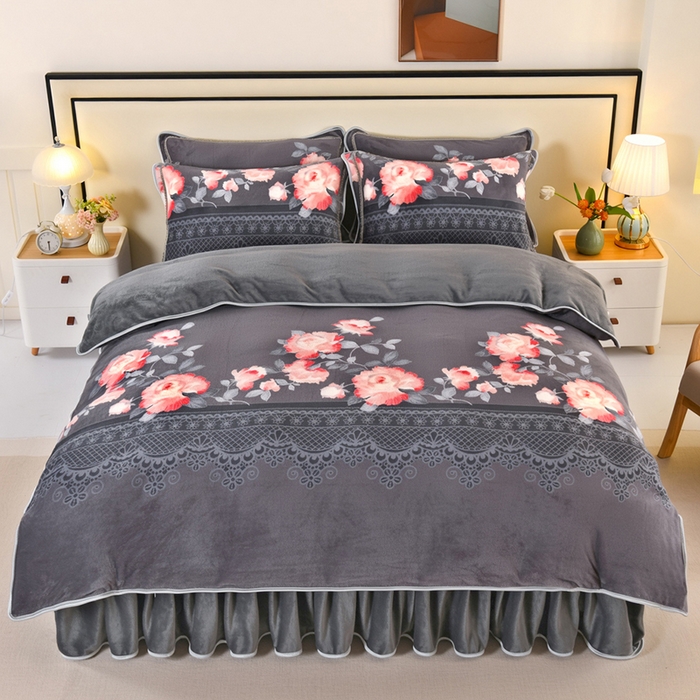 91家纺网 家纺一手货源 找家纺 绒品壹家  2025新款电商直播爆款高克重5斤牛奶绒金貂绒印花床裙款三件套四件套 时尚绽放