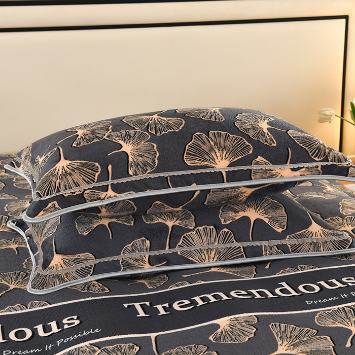 91家纺网 家纺一手货源 找家纺 绒品壹家  2025新款电商直播爆款高克重5斤牛奶绒金貂绒印花床裙款三件套四件套 相伴一生