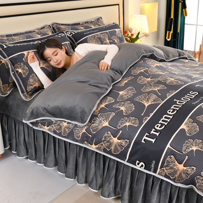 91家纺网 家纺一手货源 找家纺 绒品壹家  2025新款电商直播爆款高克重5斤牛奶绒金貂绒印花床裙款三件套四件套 相伴一生