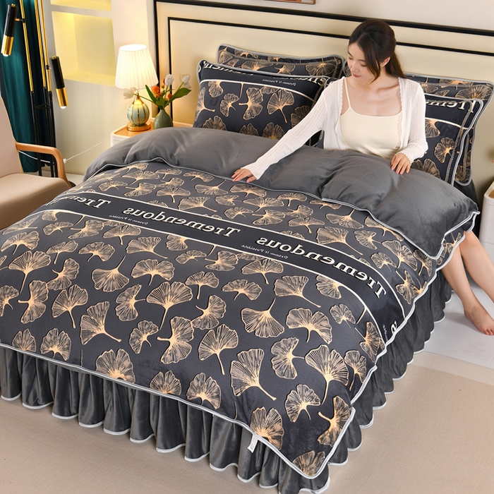 91家纺网 家纺一手货源 找家纺 绒品壹家  2025新款电商直播爆款高克重5斤牛奶绒金貂绒印花床裙款三件套四件套 相伴一生