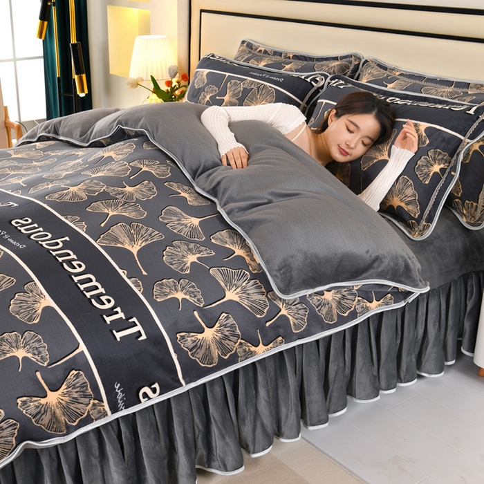 91家纺网 家纺一手货源 找家纺 绒品壹家  2025新款电商直播爆款高克重5斤牛奶绒金貂绒印花床裙款三件套四件套 相伴一生