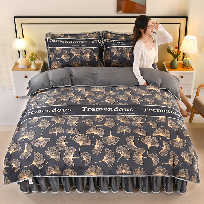 91家纺网 家纺一手货源 找家纺 绒品壹家  2025新款电商直播爆款高克重5斤牛奶绒金貂绒印花床裙款三件套四件套 相伴一生