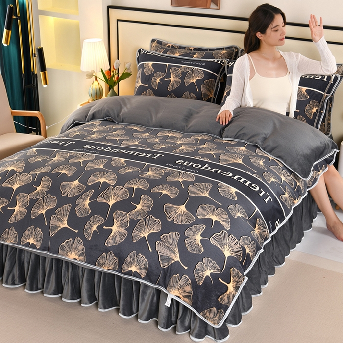 91家纺网 家纺一手货源 找家纺 绒品壹家  2025新款电商直播爆款高克重5斤牛奶绒金貂绒印花床裙款三件套四件套 相伴一生