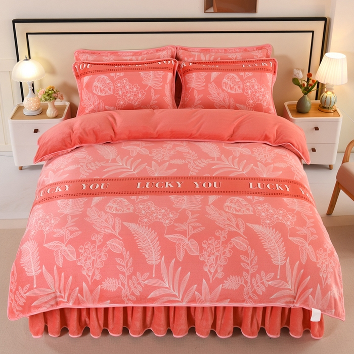 91家纺网 家纺一手货源 找家纺 绒品壹家  2025新款电商直播爆款高克重5斤牛奶绒金貂绒印花床裙款三件套四件套 叶叶思语