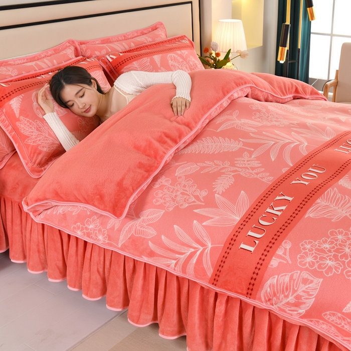 91家纺网 家纺一手货源 找家纺 绒品壹家  2025新款电商直播爆款高克重5斤牛奶绒金貂绒印花床裙款三件套四件套 叶叶思语