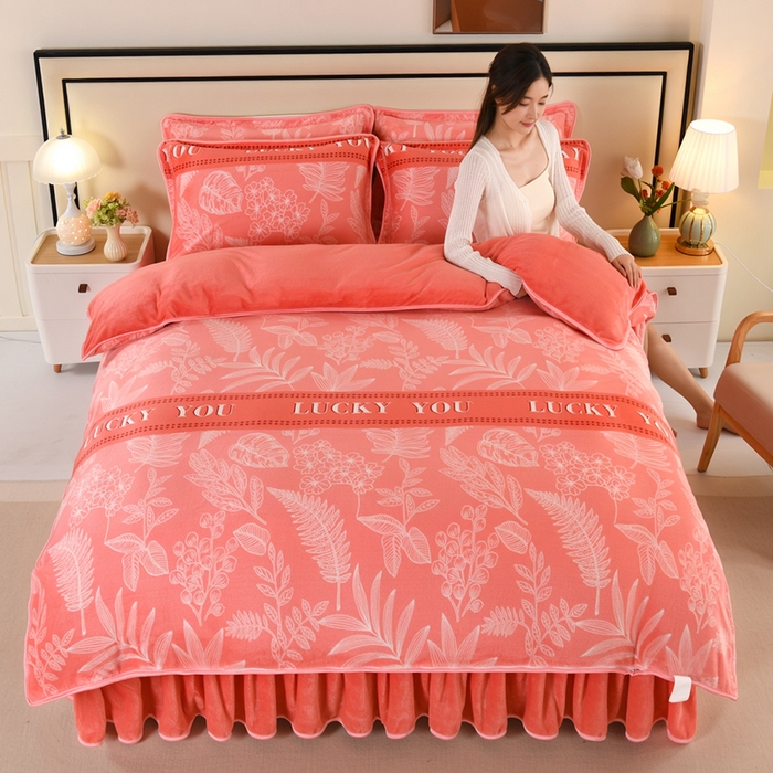 91家纺网 家纺一手货源 找家纺 绒品壹家  2025新款电商直播爆款高克重5斤牛奶绒金貂绒印花床裙款三件套四件套 叶叶思语