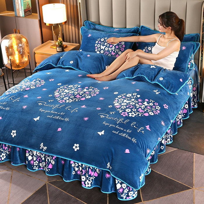 91家纺网 家纺一手货源 找家纺 绒品壹家  2025新款电商直播爆款高克重5斤牛奶绒金貂绒印花床裙款三件套四件套 一见倾心 蓝