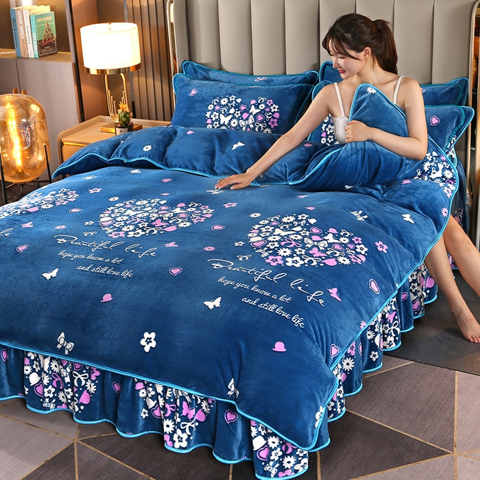 91家纺网 家纺一手货源 找家纺 绒品壹家  2025新款电商直播爆款高克重5斤牛奶绒金貂绒印花床裙款三件套四件套 一见倾心 蓝