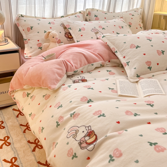 91家纺网 家纺一手货源 找家纺 娜朵家纺 2025新款双面加厚牛奶绒小清新印花四件套 花朵小兔