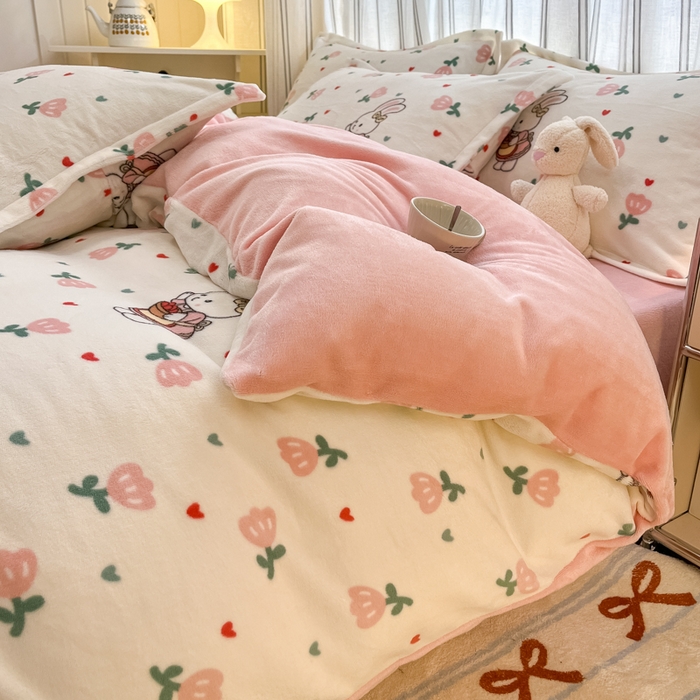 91家纺网 家纺一手货源 找家纺 娜朵家纺 2025新款双面加厚牛奶绒小清新印花四件套 花朵小兔