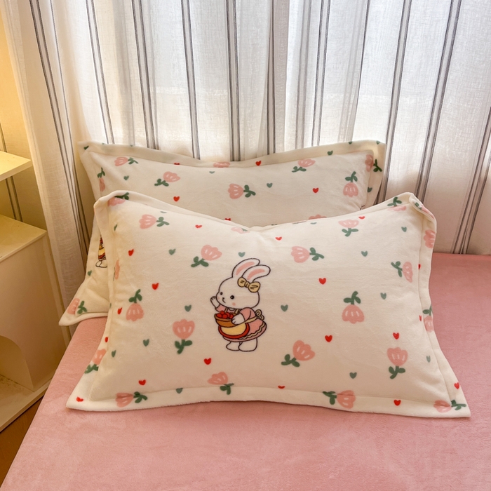 91家纺网 家纺一手货源 找家纺 娜朵家纺 2025新款双面加厚牛奶绒小清新印花四件套 花朵小兔