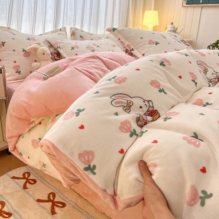 91家纺网 家纺一手货源 找家纺 娜朵家纺 2025新款双面加厚牛奶绒小清新印花四件套 花朵小兔