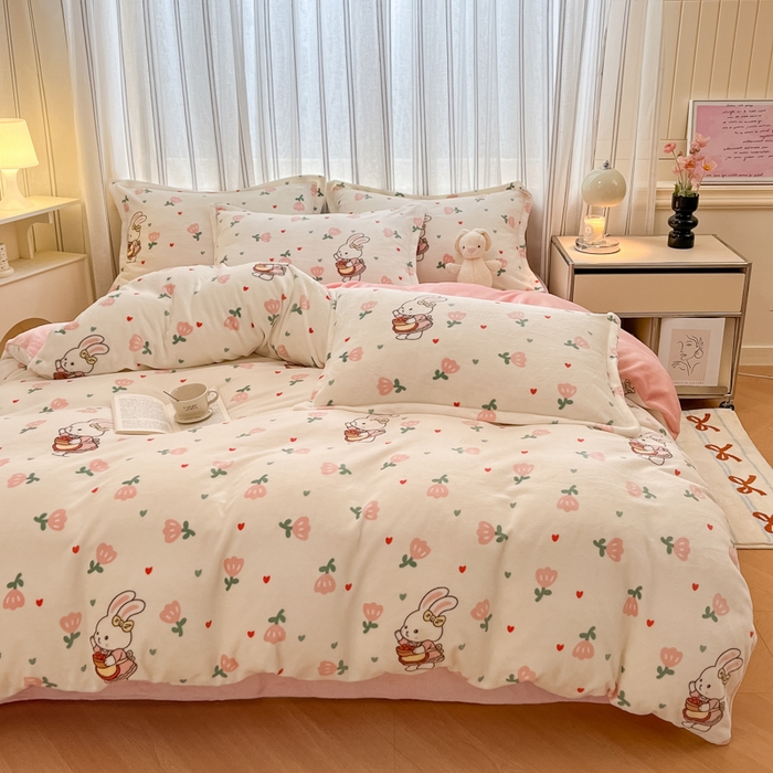 91家纺网 家纺一手货源 找家纺 娜朵家纺 2025新款双面加厚牛奶绒小清新印花四件套 花朵小兔