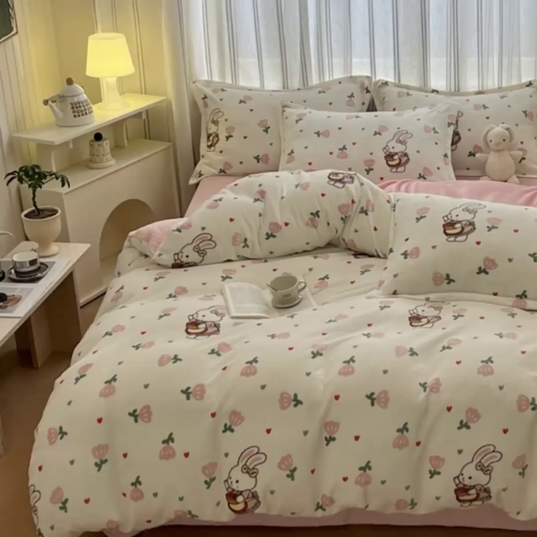 91家纺网 家纺一手货源 找家纺 娜朵家纺 2025新款双面加厚牛奶绒小清新印花四件套 花朵小兔