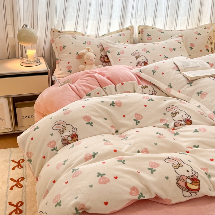 91家纺网 家纺一手货源 找家纺 娜朵家纺 2025新款双面加厚牛奶绒小清新印花四件套 花朵小兔