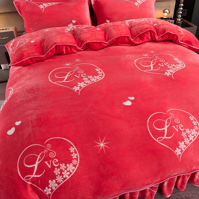 91家纺网 家纺一手货源 找家纺 绒品壹家 2025新款电商直播爆款高克重7斤牛奶绒金貂绒印花床裙款三件套四件套 爱心love