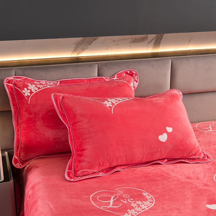 91家纺网 家纺一手货源 找家纺 绒品壹家 2025新款电商直播爆款高克重7斤牛奶绒金貂绒印花床裙款三件套四件套 爱心love