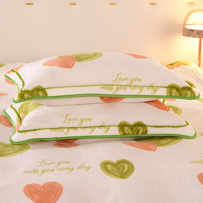 91家纺网 家纺一手货源 找家纺 绒品壹家 2025新款电商直播爆款高克重7斤牛奶绒金貂绒印花床裙款三件套四件套 爱心-绿