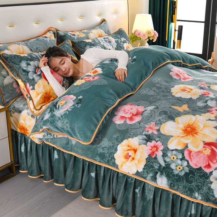 91家纺网 家纺一手货源 找家纺 绒品壹家 2025新款电商直播爆款高克重7斤牛奶绒金貂绒印花床裙款三件套四件套 繁花似锦