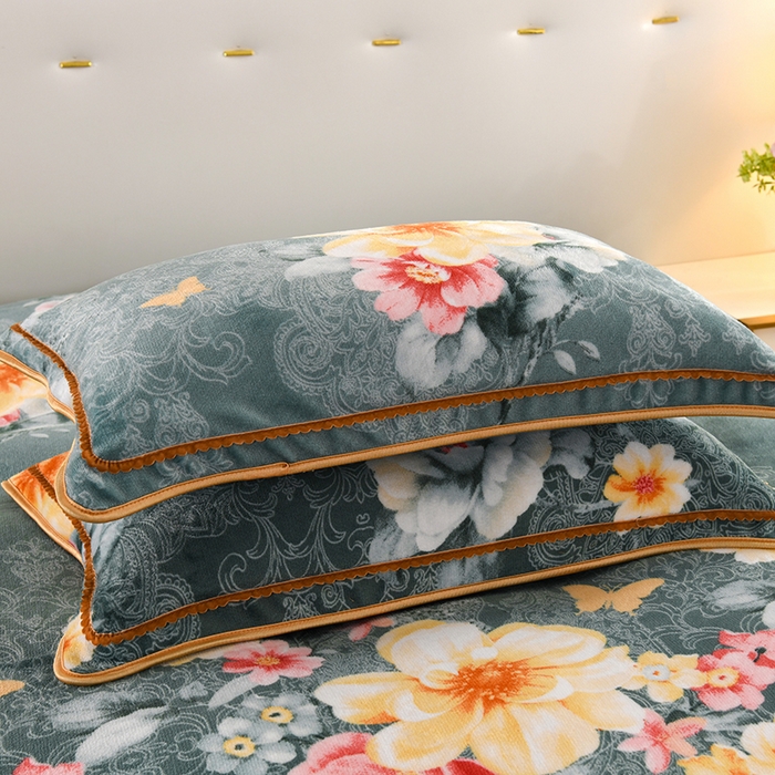 91家纺网 家纺一手货源 找家纺 绒品壹家 2025新款电商直播爆款高克重7斤牛奶绒金貂绒印花床裙款三件套四件套 繁花似锦