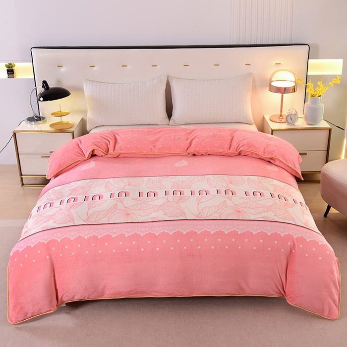 91家纺网 家纺一手货源 找家纺 绒品壹家 2025新款电商直播爆款高克重7斤牛奶绒金貂绒印花床裙款三件套四件套 粉色心情