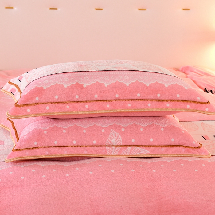 91家纺网 家纺一手货源 找家纺 绒品壹家 2025新款电商直播爆款高克重7斤牛奶绒金貂绒印花床裙款三件套四件套 粉色心情