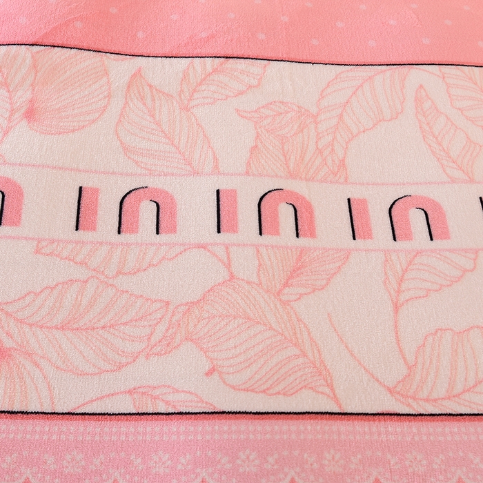 91家纺网 家纺一手货源 找家纺 绒品壹家 2025新款电商直播爆款高克重7斤牛奶绒金貂绒印花床裙款三件套四件套 粉色心情