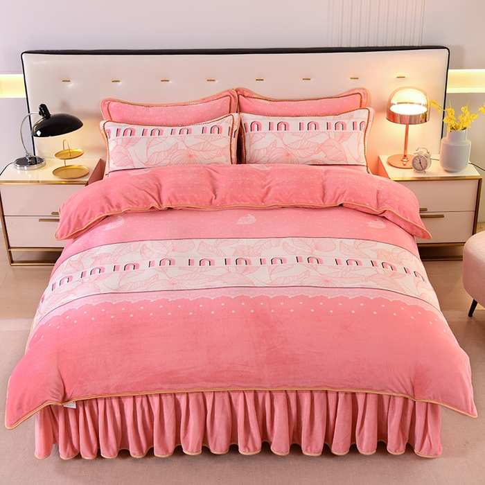 91家纺网 家纺一手货源 找家纺 绒品壹家 2025新款电商直播爆款高克重7斤牛奶绒金貂绒印花床裙款三件套四件套 粉色心情