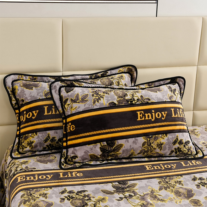 91家纺网 家纺一手货源 找家纺 绒品壹家 2025新款电商直播爆款高克重7斤牛奶绒金貂绒印花床裙款三件套四件套 国色天香