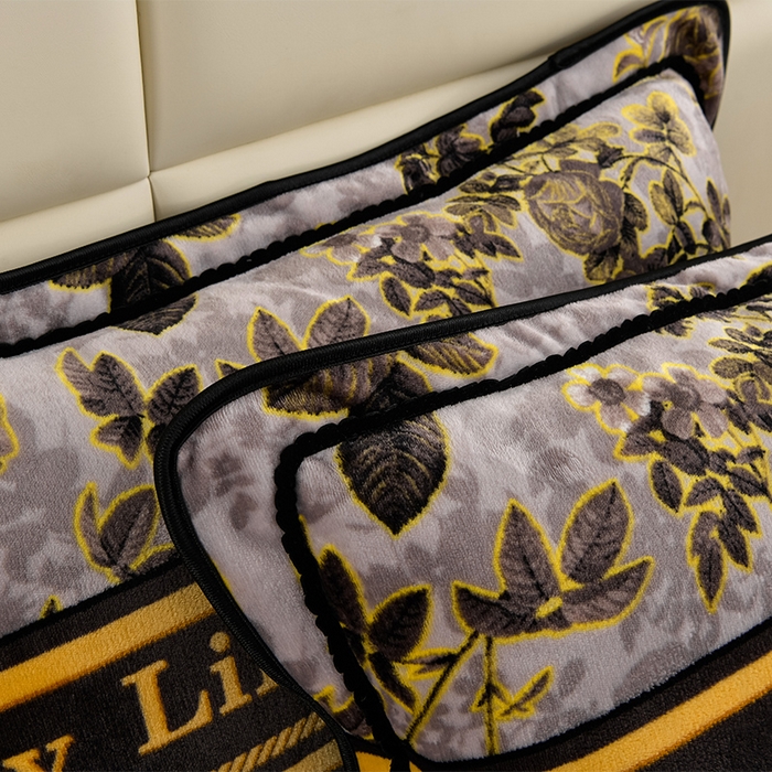 91家纺网 家纺一手货源 找家纺 绒品壹家 2025新款电商直播爆款高克重7斤牛奶绒金貂绒印花床裙款三件套四件套 国色天香