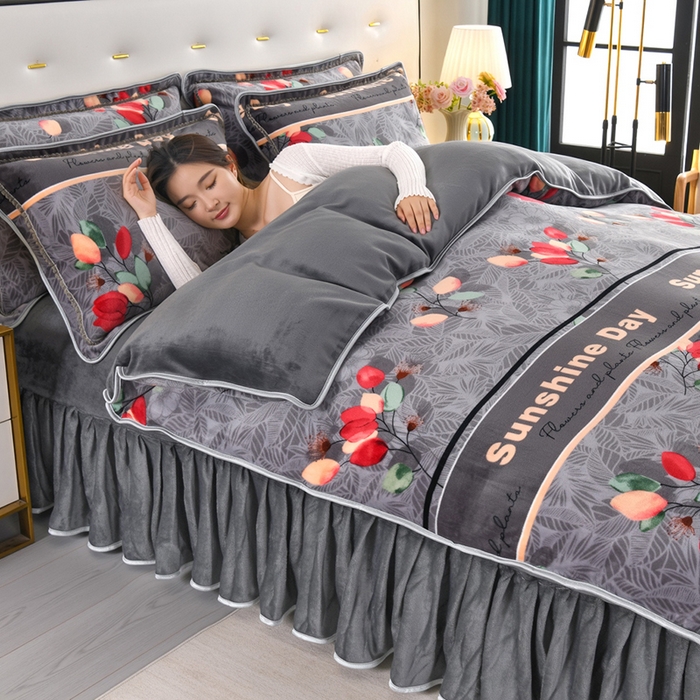 91家纺网 家纺一手货源 找家纺 绒品壹家 2025新款电商直播爆款高克重7斤牛奶绒金貂绒印花床裙款三件套四件套 花落倾城