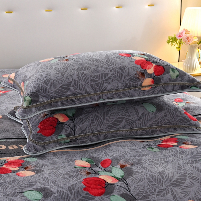 91家纺网 家纺一手货源 找家纺 绒品壹家 2025新款电商直播爆款高克重7斤牛奶绒金貂绒印花床裙款三件套四件套 花落倾城