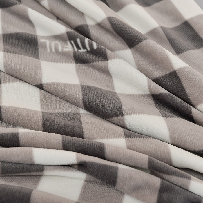 91家纺网 家纺一手货源 找家纺 绒品壹家 2025新款电商直播爆款高克重7斤牛奶绒金貂绒印花床裙款三件套四件套 灰小格