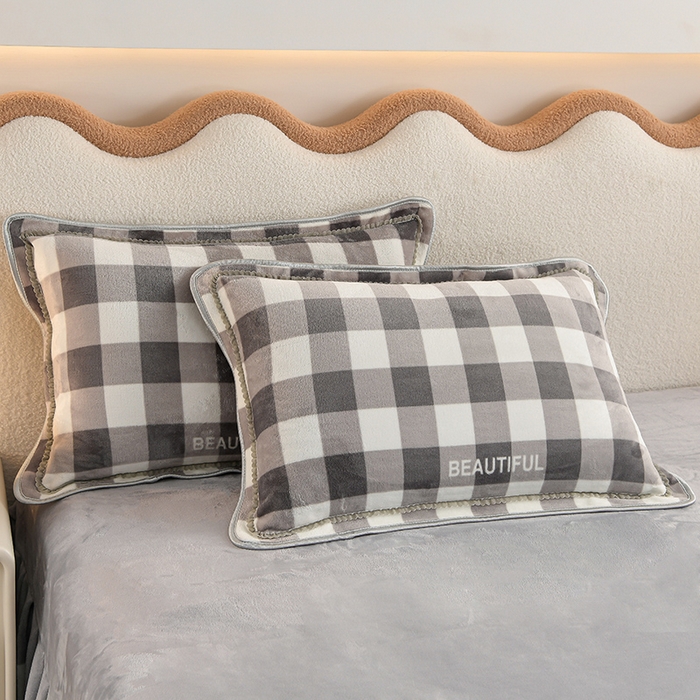 91家纺网 家纺一手货源 找家纺 绒品壹家 2025新款电商直播爆款高克重7斤牛奶绒金貂绒印花床裙款三件套四件套 灰小格