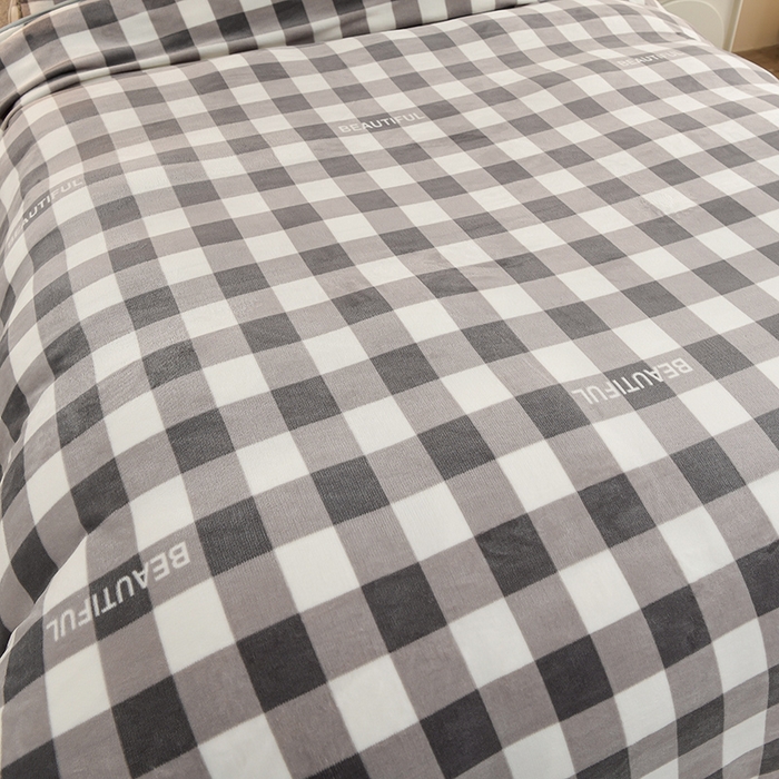 91家纺网 家纺一手货源 找家纺 绒品壹家 2025新款电商直播爆款高克重7斤牛奶绒金貂绒印花床裙款三件套四件套 灰小格