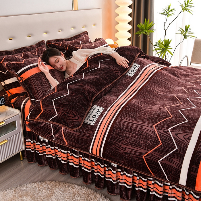 91家纺网 家纺一手货源 找家纺 绒品壹家 2025新款电商直播爆款高克重7斤牛奶绒金貂绒印花床裙款三件套四件套 欧曼情调