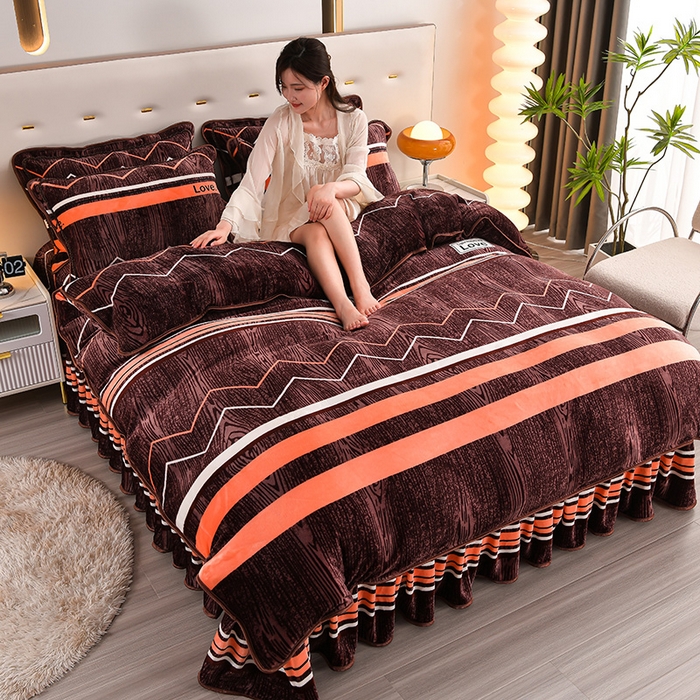 91家纺网 家纺一手货源 找家纺 绒品壹家 2025新款电商直播爆款高克重7斤牛奶绒金貂绒印花床裙款三件套四件套 欧曼情调