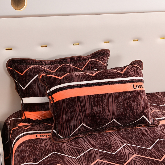 91家纺网 家纺一手货源 找家纺 绒品壹家 2025新款电商直播爆款高克重7斤牛奶绒金貂绒印花床裙款三件套四件套 欧曼情调