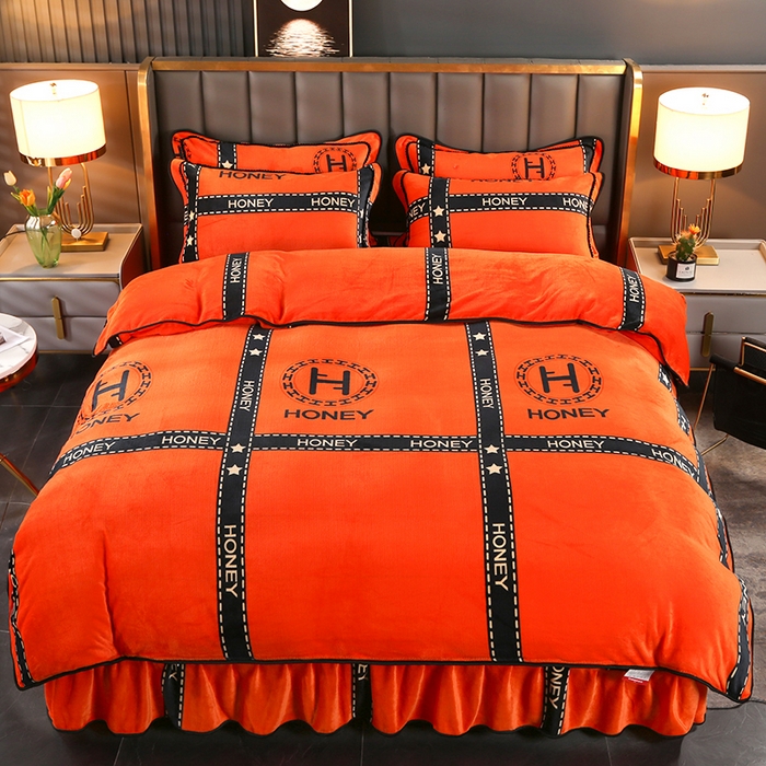 91家纺网 家纺一手货源 找家纺 绒品壹家 2025新款电商直播爆款高克重7斤牛奶绒金貂绒印花床裙款三件套四件套 轻奢艾玛