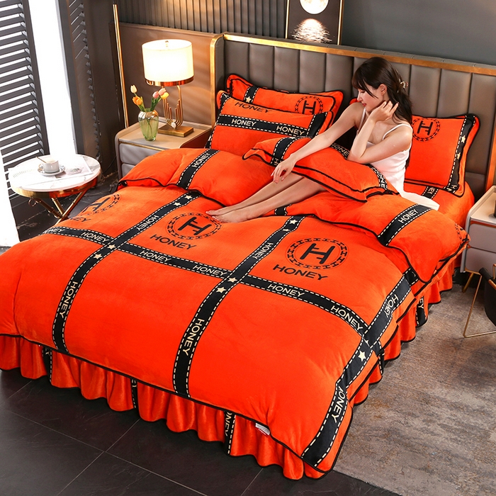 91家纺网 家纺一手货源 找家纺 绒品壹家 2025新款电商直播爆款高克重7斤牛奶绒金貂绒印花床裙款三件套四件套 轻奢艾玛