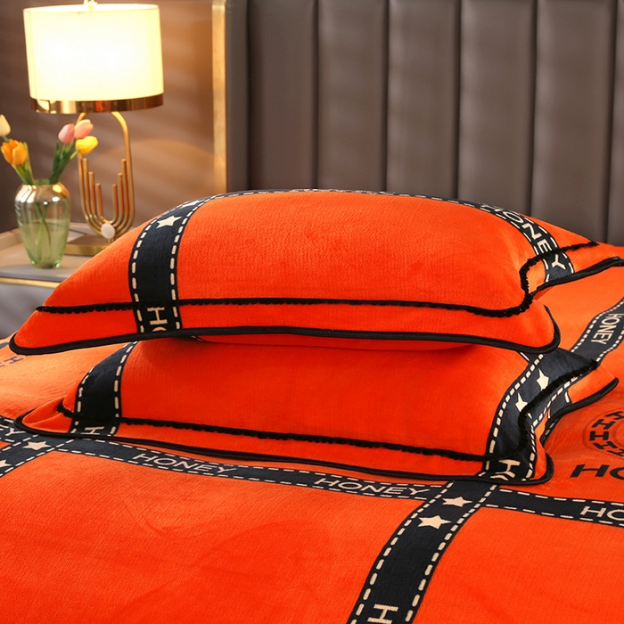 91家纺网 家纺一手货源 找家纺 绒品壹家 2025新款电商直播爆款高克重7斤牛奶绒金貂绒印花床裙款三件套四件套 轻奢艾玛