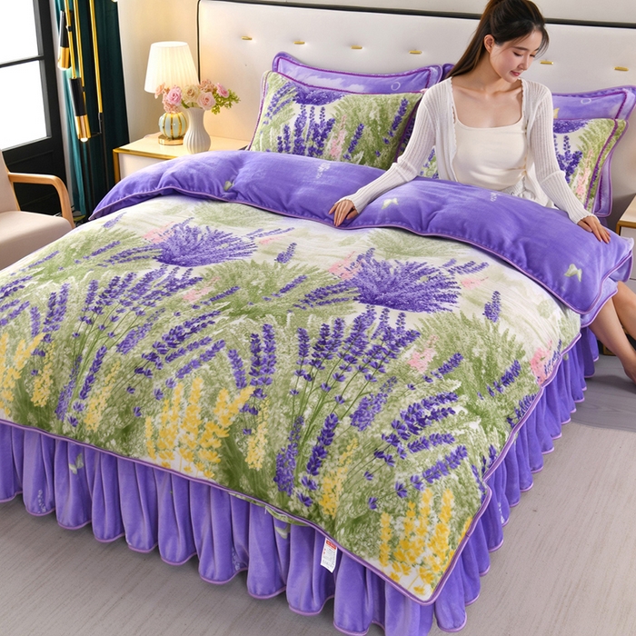 91家纺网 家纺一手货源 找家纺 绒品壹家 2025新款电商直播爆款高克重7斤牛奶绒金貂绒印花床裙款三件套四件套 薰衣草