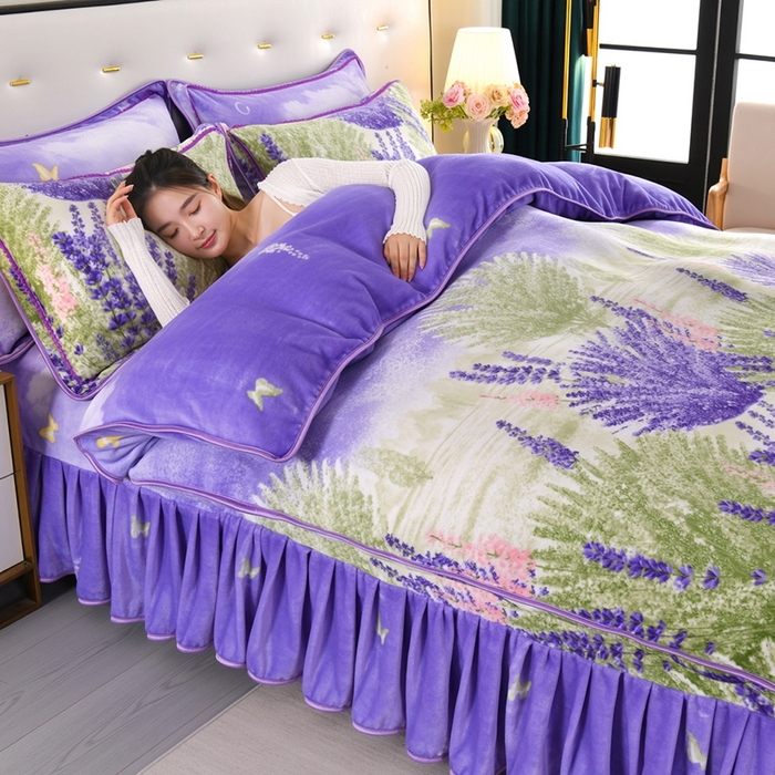 91家纺网 家纺一手货源 找家纺 绒品壹家 2025新款电商直播爆款高克重7斤牛奶绒金貂绒印花床裙款三件套四件套 薰衣草