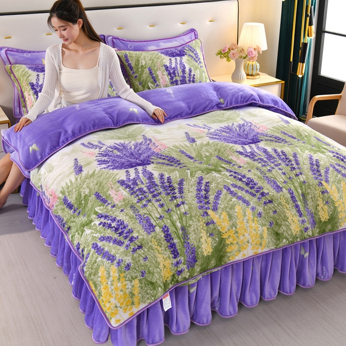 91家纺网 家纺一手货源 找家纺 绒品壹家 2025新款电商直播爆款高克重7斤牛奶绒金貂绒印花床裙款三件套四件套 薰衣草