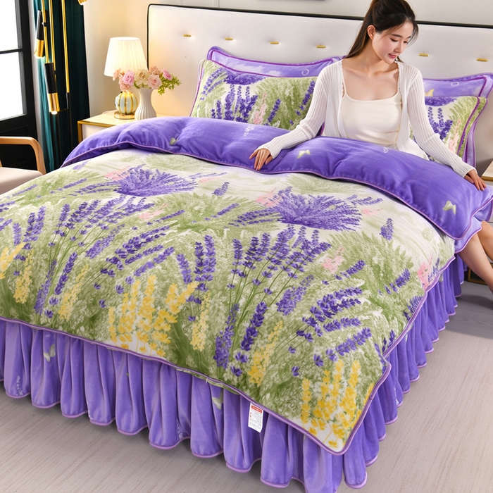 91家纺网 家纺一手货源 找家纺 绒品壹家 2025新款电商直播爆款高克重7斤牛奶绒金貂绒印花床裙款三件套四件套 薰衣草